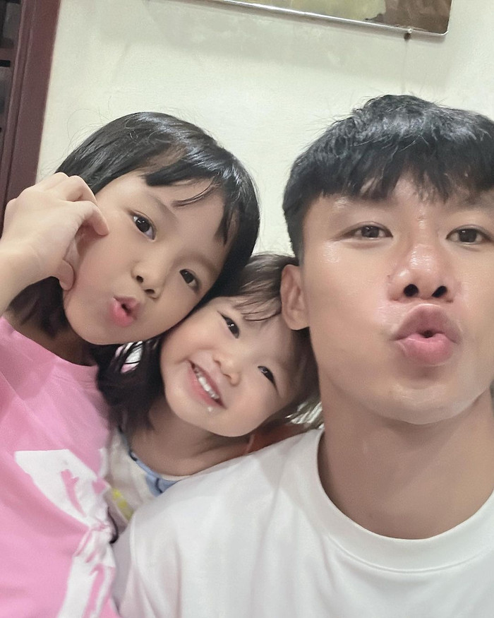 Quế Ngọc Hải check-in cùng hai con gái cưng. Ảnh IGNV