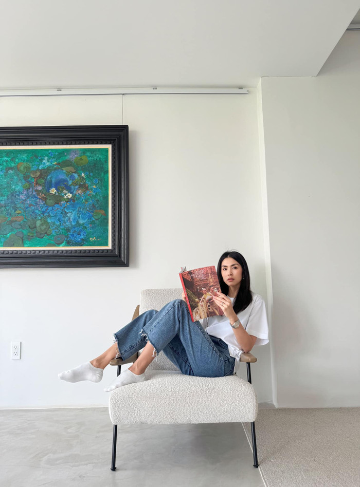 Từ ngày về làm vợ doanh nhân Louis Nguyễn, Hà Tăng thường xuất hiện trong những bộ trang phục khá cơ bản.