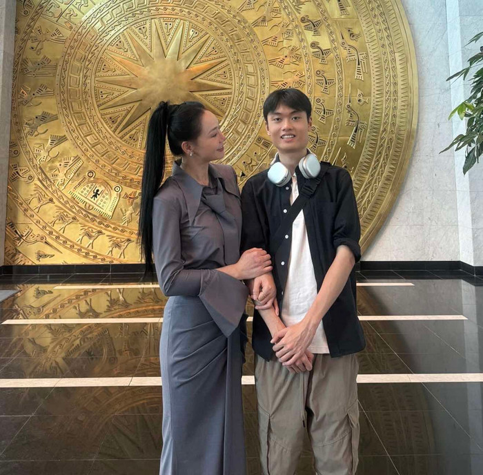 Con trai của Quách Thu Phương sở hữu chiều cao vượt trội.