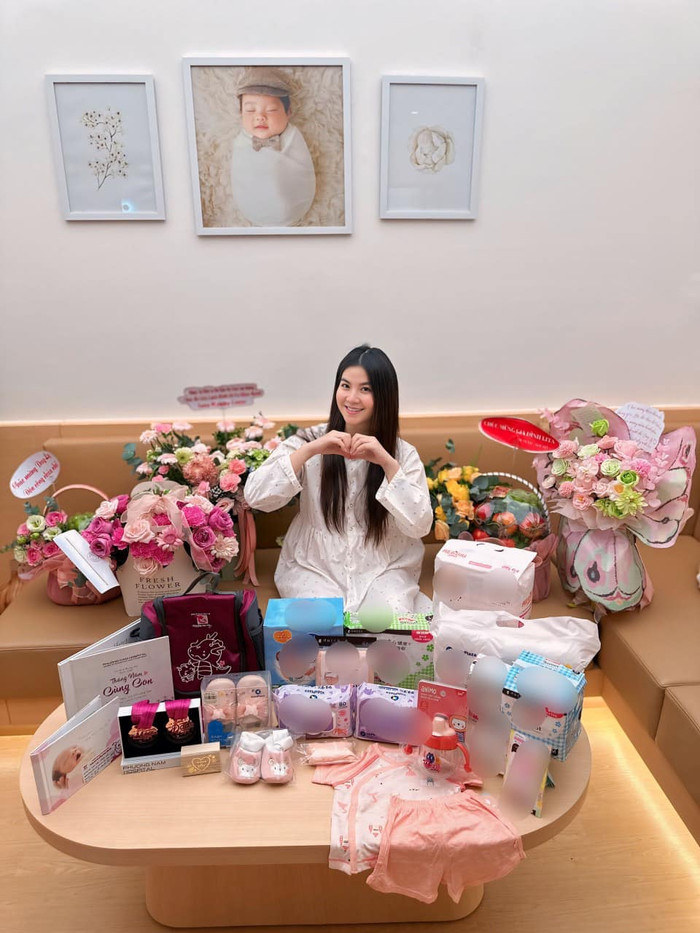 Con gái Kha Ly nhận được nhiều quà tặng từ bạn bè, đồng nghiệp của bố mẹ ngay khi vừa chào đời. 