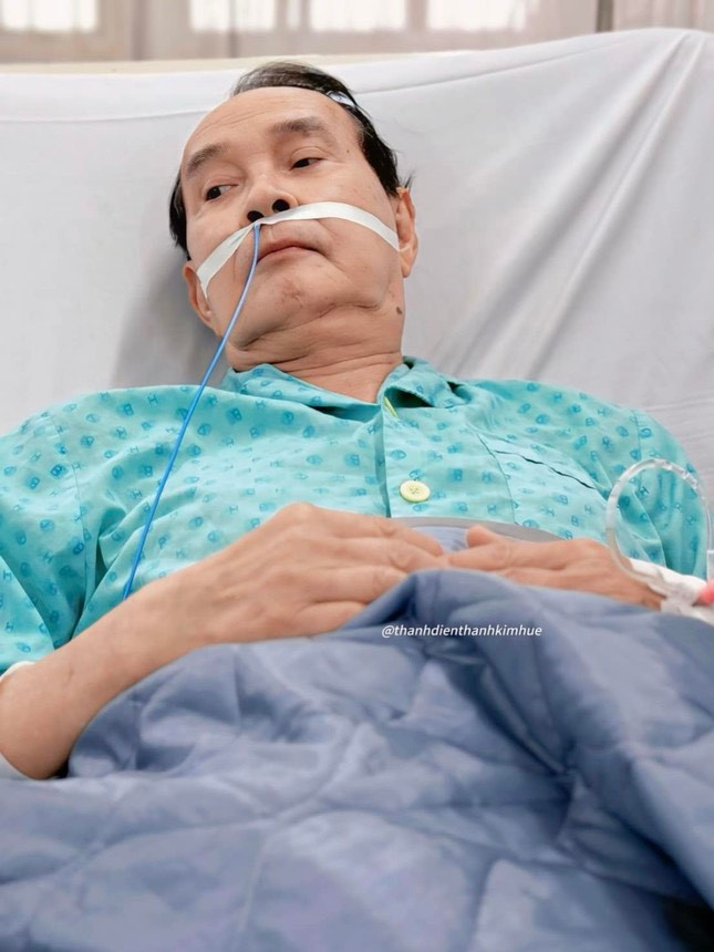 Ông vừa trải qua cuộc phẫu thuật.