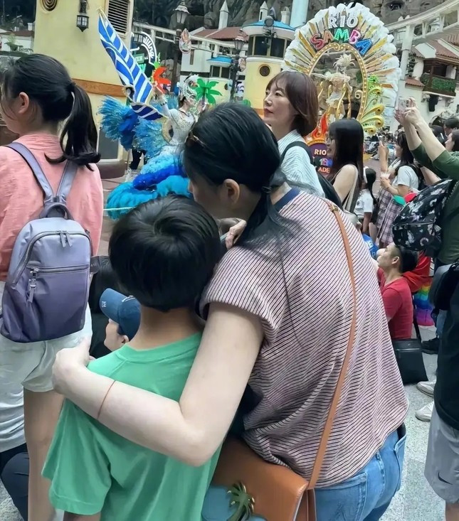 Từ Hy Viên cùng chồng và con trai đi du lịch ở Hàn Quốc.