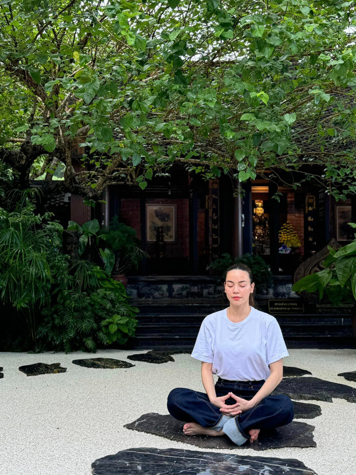 Hồ Ngọc Hà giản dị, ngồi lắng lòng để cầu nguyện và mong bình an.