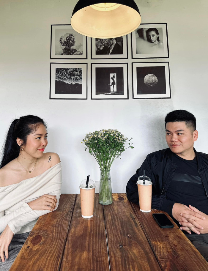 Vợ chồng Lê Phương đánh lẻ, hẹn hò tại quán cafe.