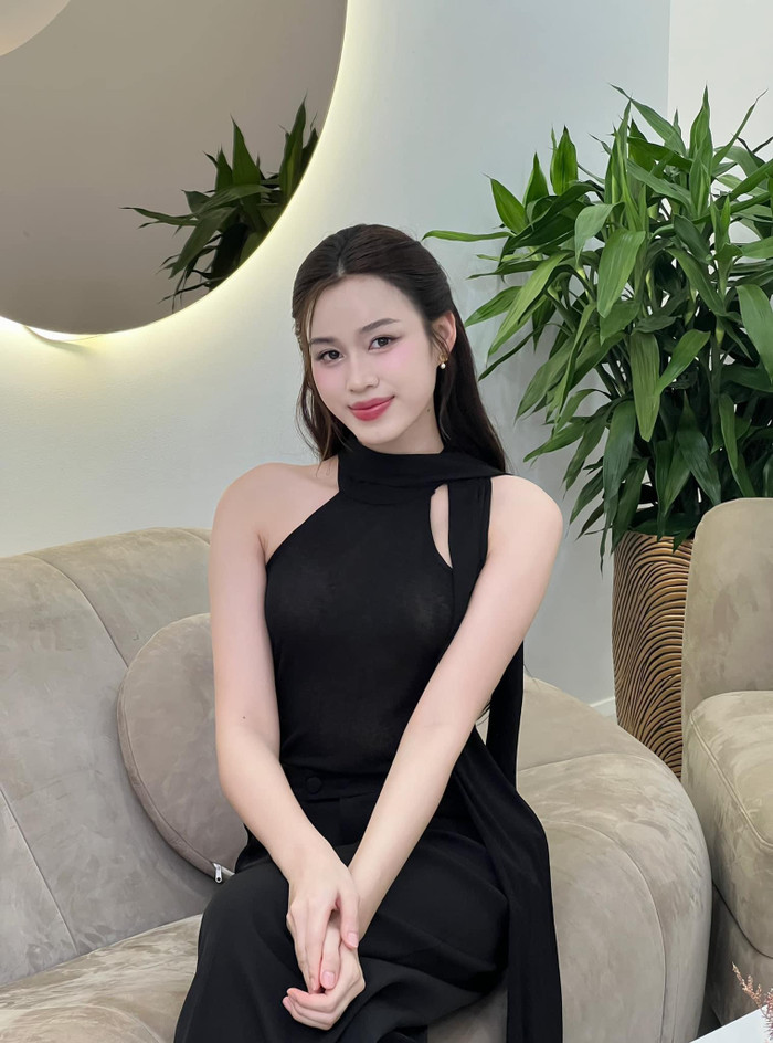 Đỗ Thị Hà nhẹ nhàng, ngọt ngào trong bộ váy đen với form dáng cổ yếm. Hoa hậu Việt Nam 2020 còn ghi điểm với nước da trắng sáng và nhan sắc ngày càng thăng hạng sau 2 năm kết thúc nhiệm kỳ.