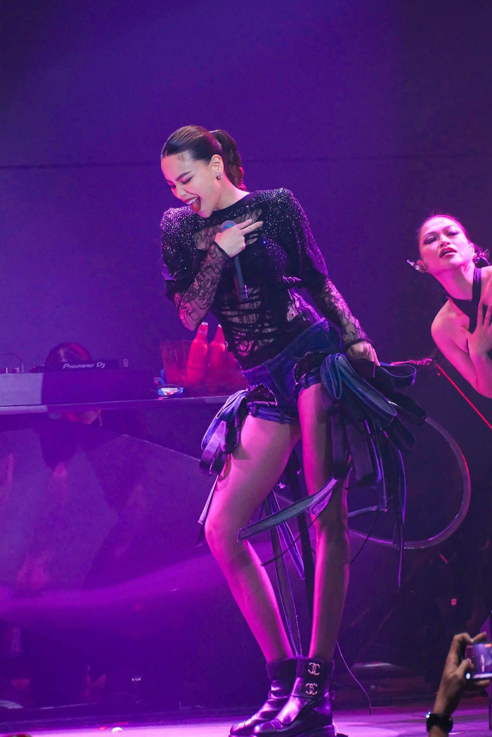 Trình diễn tại một đêm nhạc, Hồ Ngọc Hà không khiến người hâm mộ thất vọng về gu thời trang. Cô diện chiếc áo xuyên thấu, đính kim tuyến lấp lánh vừa tạo hiệu ứng trên sân khấu vừa để lộ lấp ló 'tuyết lê'. Hồ Ngọc Hà kết hợp cùng quần short, tôn lên đôi chân dài nuột nà, không chút khuyết điểm.