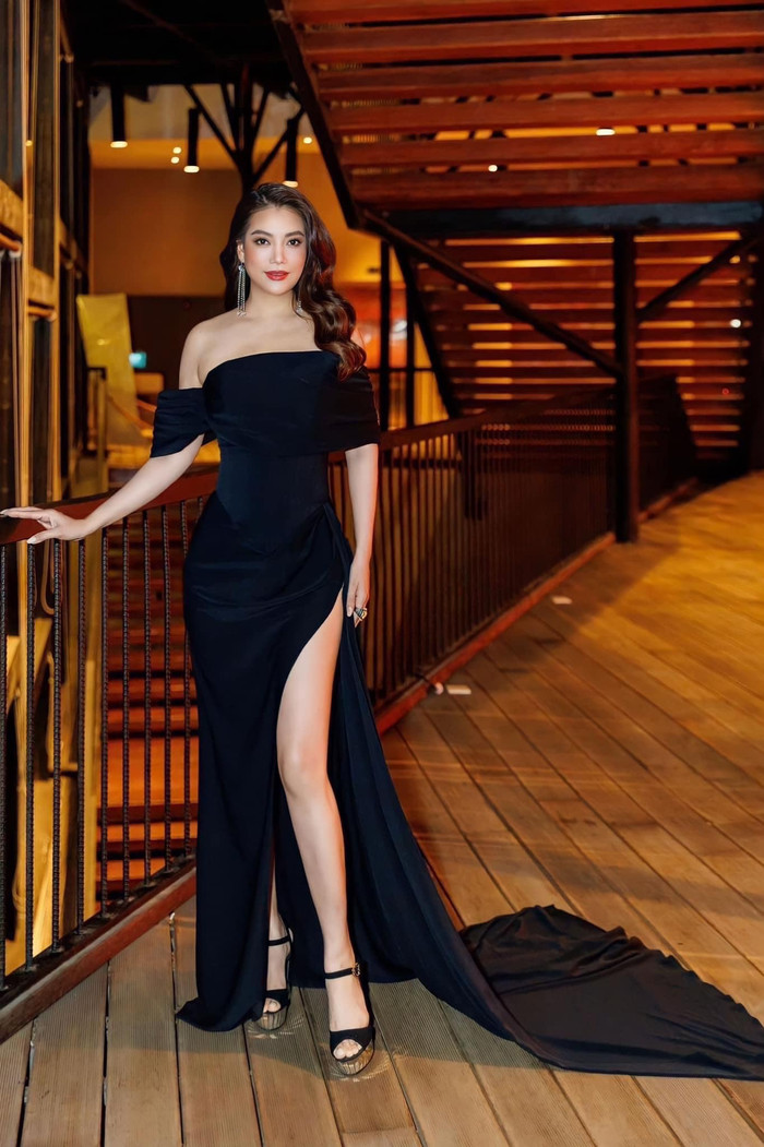 Trương Ngọc Ánh ngày càng mặn mà, đằm thắm. Cô khoác trên người mẫu váy đen trễ nải, tà váy xẻ cao đến tận hông, khoe khéo đôi chân dài nuột nà. Để tổng thể thêm phần chuẩn chỉnh, nữ nghệ sĩ kết hợp cùng phong cách trang điểm đậm, sắc sảo cùng mái tóc uốn bồng bềnh, gợn sóng.