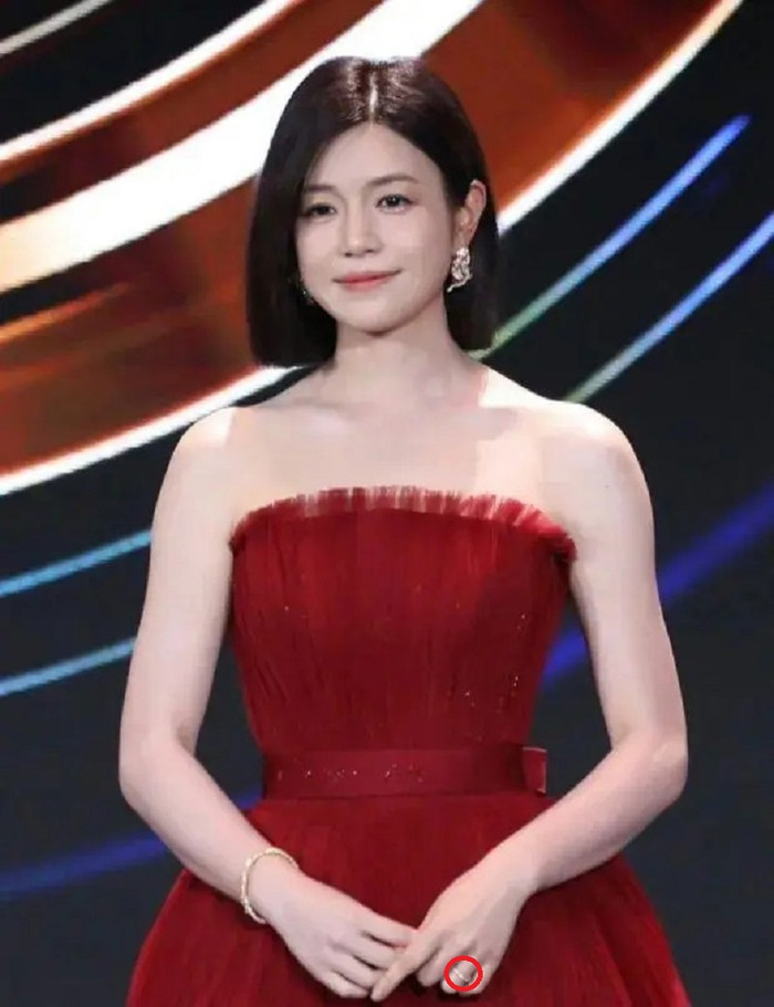 Cô cũng từng đeo nhẫn cưới để ngầm phủ nhận tin tức ly hôn.