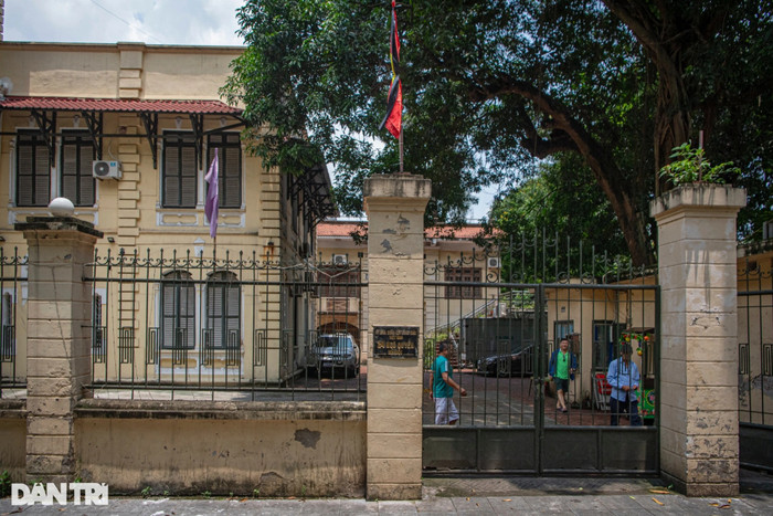 Tại Ủy ban Đoàn kết Công giáo Việt Nam (phố Ngô Quyền, quận Hoàn Kiếm), nhân viên đơn vị này trưa nay cũng đã thực hiện treo cờ rủ trước cổng ra vào cơ quan.