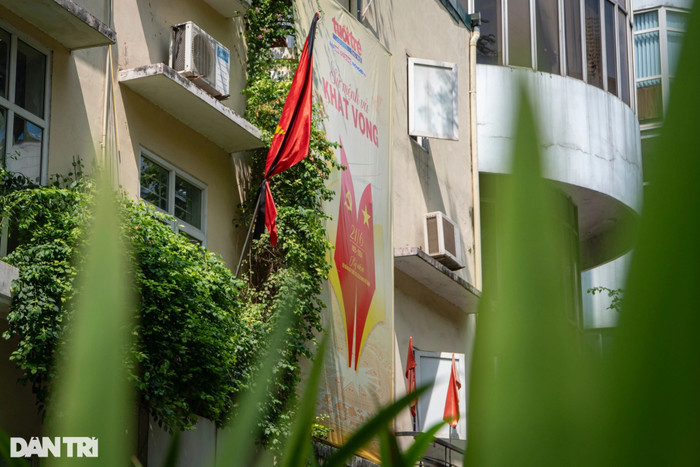 Phố phường Hà Nội treo cờ rủ tưởng niệm cố Tổng Bí thư Nguyễn Phú Trọng Ảnh 8