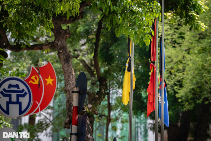 Phố phường Hà Nội treo cờ rủ tưởng niệm cố Tổng Bí thư Nguyễn Phú Trọng Ảnh 1