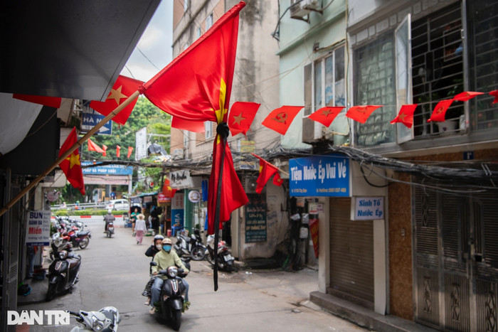 Phố phường Hà Nội treo cờ rủ tưởng niệm cố Tổng Bí thư Nguyễn Phú Trọng Ảnh 14