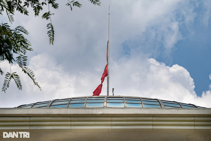 Phố phường Hà Nội treo cờ rủ tưởng niệm cố Tổng Bí thư Nguyễn Phú Trọng Ảnh 10