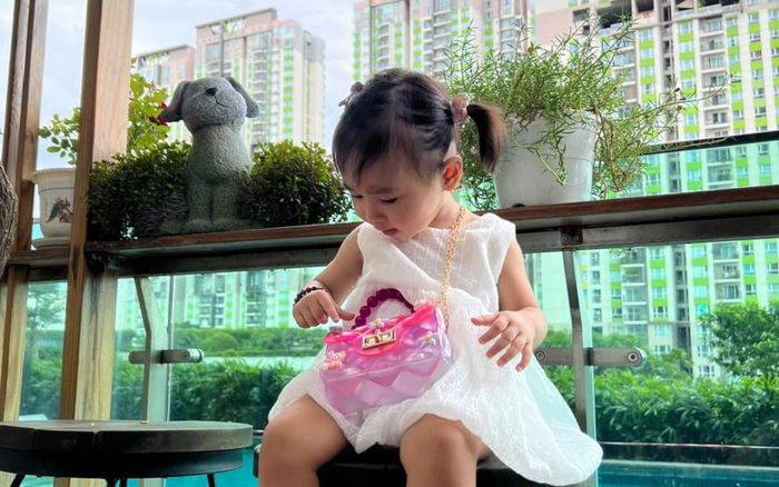 Bảo Anh thường xuyên buộc tóc con gái gọn gàng và thoải mái 'làm đỏm' cho ái nữ. Ảnh: FBNV