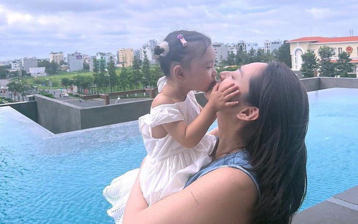 Bảo Anh bày tỏ tình cảm nồng nhiệt tới con gái sau chuyến công tác dài ngày. Ảnh: FBNV