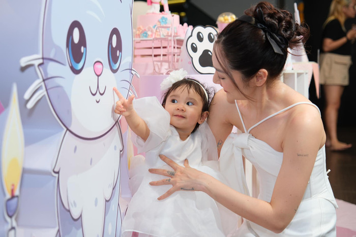 Bảo Anh yêu thích cho bé Misumi cài những phụ kiện tóc đáng yêu. Ảnh: FBNV