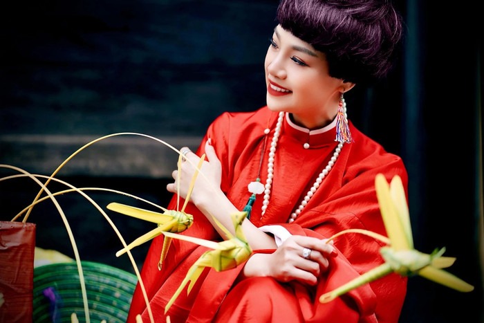 Nữ ca sĩ được nhiều khán giả biết đến khi thể hiện thành công các ca khúc thuộc dòng nhạc dân gian đương đại.