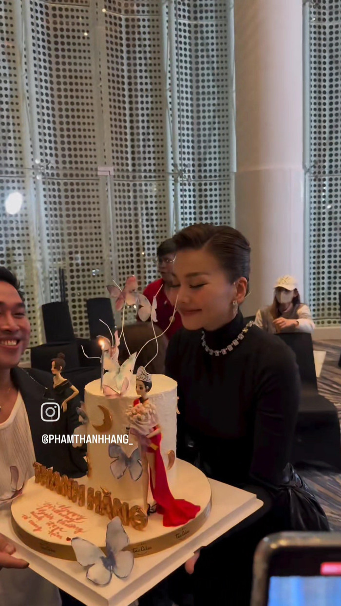 Trong giây phút tạm biệt, cô không quên gửi lời cảm ơn và dặn mọi người về nhà cẩn thận.