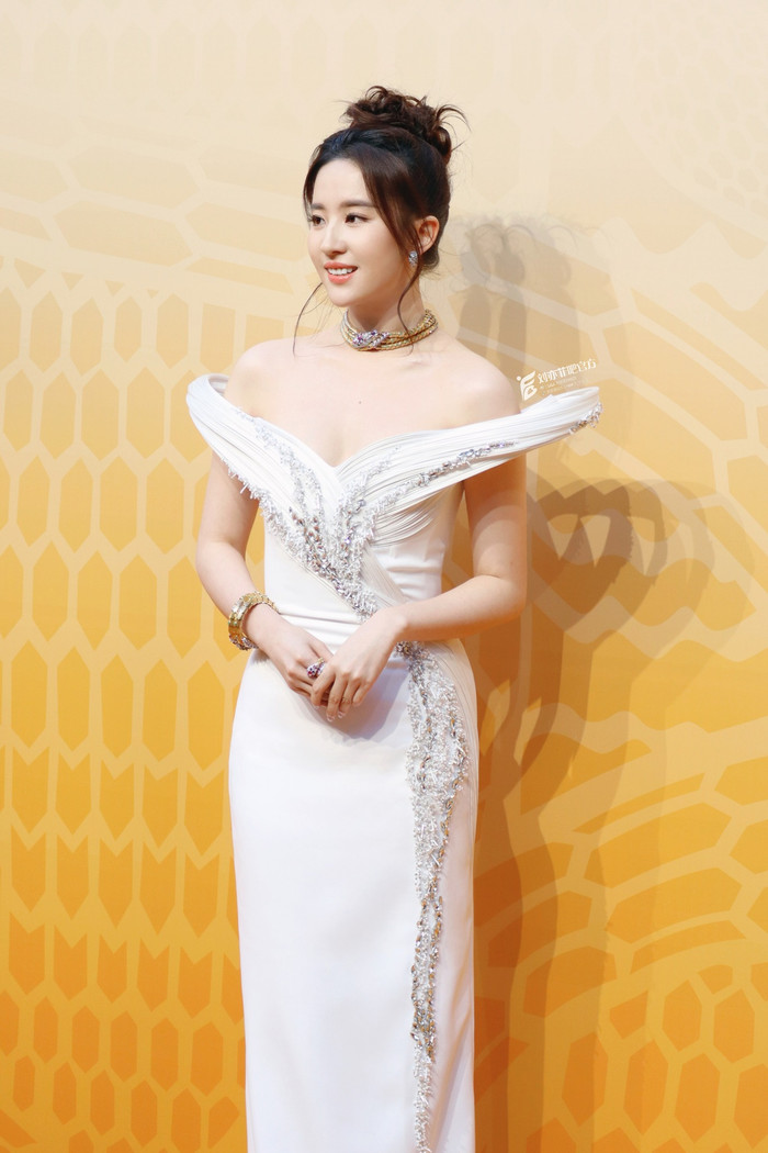 Điểm nhấn tạo hình không thể không kể đến trọn bộ kim hoàn được chế tác từ ngọc lục bảo cao cấp mà cô đã diện. Qua tìm hiểu, bộ trang sức được thương hiệu nước Ý dành riêng cho nàng đại sứ toàn cầu trong ngày tham dự sự kiện. Về giá thành dòng sản phẩm vẫn là một ẩn số khi Bulgari chưa công bố chính thức với tín đồ mộ điệu toàn cầu. &nbsp;