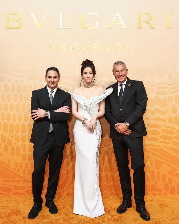 Mới đây, hình ảnh Lưu Diệc Phi tại buổi triển lãm nghệ thuật Snake Series do nhà mốt &nbsp;Bulgari tổ chức được chia sẻ rộng khắp mạng xã hội. Trong lần xuất hiện này, người đẹp chọn cho mình phong cách thời trang quý cô thời thượng với bộ cánh trễ vai phom đuôi cá. Phần cầu vai độc đáo tôn lên khung xương quai xanh thon gọn cũng như nước da trắng hồng của cô. &nbsp;