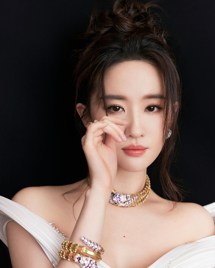 Ở tuổi U40, Lưu Diệc Phi vẫn giữ được vẻ ngoài tươi trẻ cùng tinh thần tràn đầy năng lượng. Dù không không điểm tô nhiều cho nhan sắc nhưng nét ngoài của nữ diễn viên vẫn vô cùng hút mắt. Vẻ đẹp thanh cao thoát tục của nữ diễn viên vẫn là hình mẫu lý tưởng về nhan sắc mà phần đông khán giả châu Á yêu thích. &nbsp;