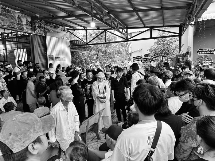 Những hình ảnh trong lễ tang bố Gia Huy SuSu được nam nghệ sĩ chia sẻ trên trang cá nhân.