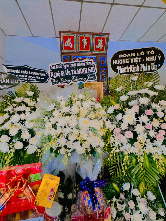 Nhiều đồng nghiệp thân thiết đã gửi vòng hoa để chia buồn trước nỗi mất mát lớn của Gia Huy SuSu.