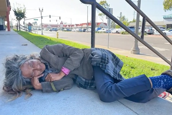 Nữ ca sĩ sống lang thang ngoài đường.