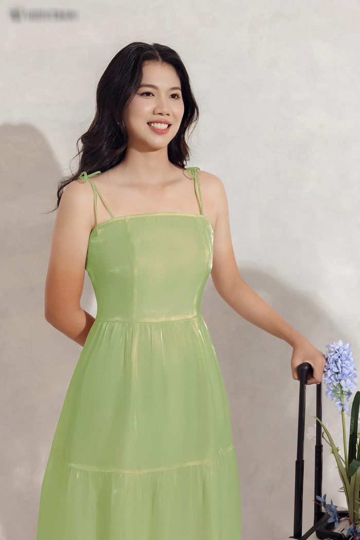 Ánh Viên đã mở một thương hiệu thời trang riêng mang đậm phong cách của chính mình. Ngoài ra, 'tiểu tiên cá' cũng tự làm mẫu ảnh trong các bộ sưu tập. Chỉ cần trang điểm nhẹ nhàng, làm tóc, Ánh Viên đã khoe trọn được nét nữ tính với từng trang phục khác nhau. 