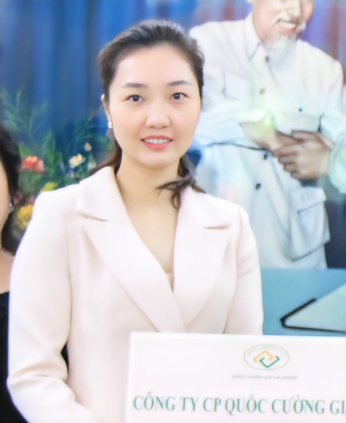 Em gái Cường Đô La sở hữu gương mặt tròn, đôi mắt to vừa phải cùng làn da trắng. Dù không nổi tiếng trên mạng xã hội như anh trai, Huyền My lại 'băng băng' Top 10 doanh nhân 8X giàu nhất Việt Nam năm 2015. 