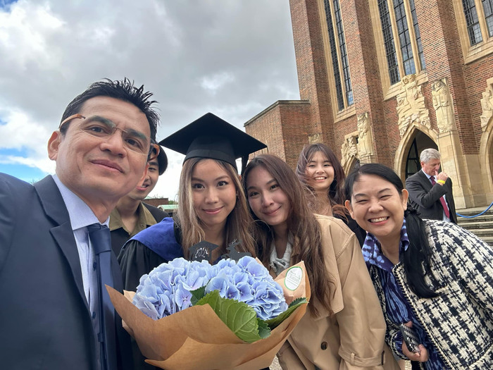 Kiatisuk đã thông báo tin vui về chuyện con gái tốt nghiệp đại học ở Anh.