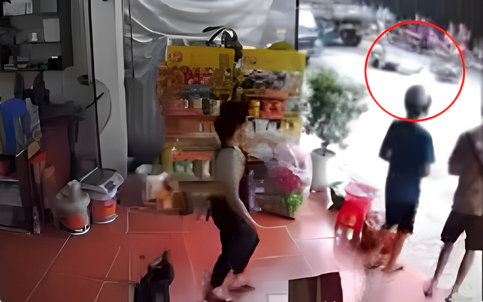 Sự bất cẩn của tài xế khiến cô gái ngã văng.