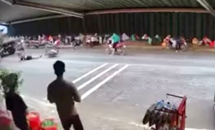 Tài xế mở cửa bất cẩn, cô gái ngã văng xuống đường, camera ghi lại 3 giây thót tim Ảnh 3