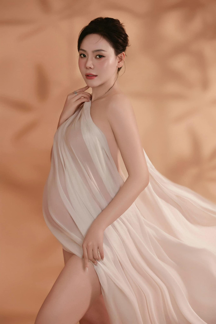 Sắc vóc trẻ đẹp của Huyền Trang ở tháng cuối thai kỳ.