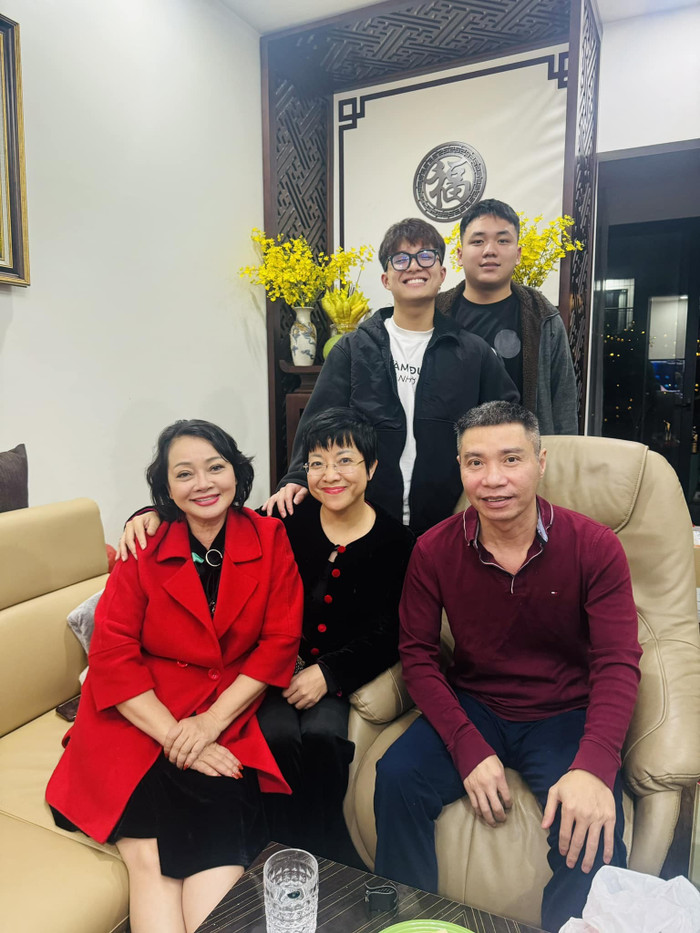 MC Thảo Vân đưa con trai đến chúc Tết NSND Công Lý.