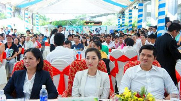 Bức hình hiếm hoi mà em gái Cường Đô La (giữa, áo trắng) xuất hiện trước truyền thông