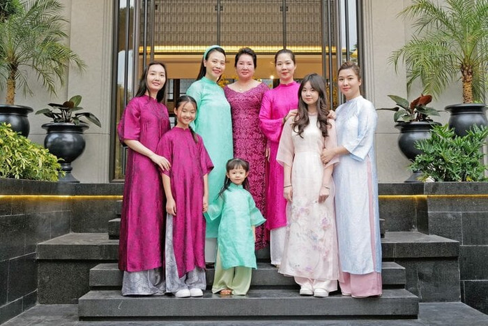 Huyền My (áo dài hồng bìa trái) chụp ảnh Tết Nguyên đán 2024 cùng gia đình
