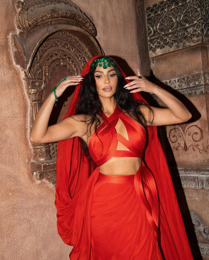 Kim Kardashian làm 'lố', lấn át cô dâu tỷ phú.