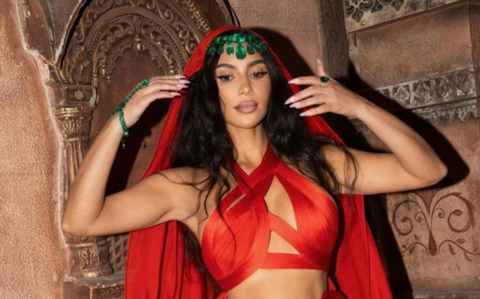 Người mẫu nổi tiếng lấn át cô dâu tỷ phú bằng váy áo lộng lẫy Ảnh 2