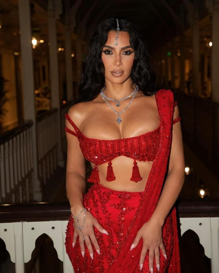 Kim Kardashian nổi bần bật với bộ trang phục theo tông màu đỏ trong ngày đầu tiên tham dự lễ cưới con trai tỷ phú giàu nhất châu Á.