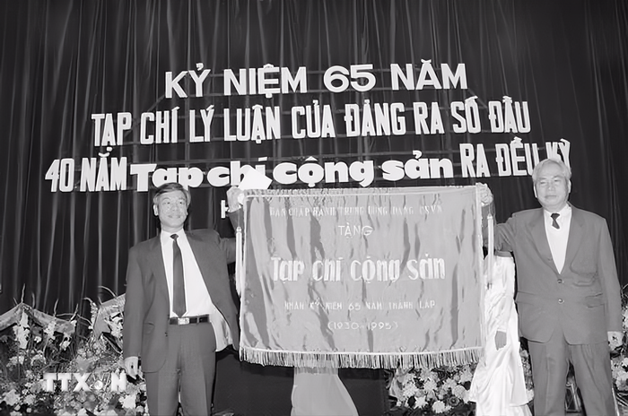 Tổng Biên tập Tạp chí Cộng sản Nguyễn Phú Trọng nhận bức trướng kỷ niệm của Ban Chấp hành Trung ương Đảng tặng Tạp chí tại Lễ kỷ niệm 65 năm Ngày thành lập Tạp chí Lý luận của Đảng ra số đầu tiên và 40 năm Ngày Tạp chí Cộng sản ra số đầu kỳ (15/12/1930 - 15/12/1995). Ảnh: Xuân Lâm/TTXVN