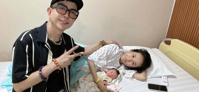 Cách đây 4 tháng, Long Nhật khoe con gái sinh con đầu lòng.
