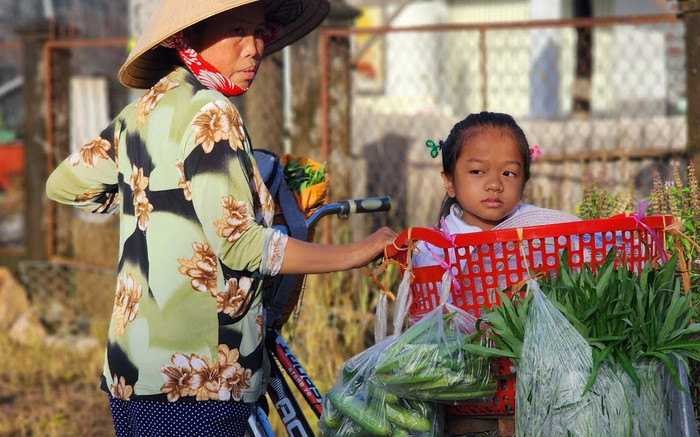 Bé gái 14 tuổi nặng 13kg, cao 80cm bị mẹ bỏ rơi từ bé và 'phép màu' Ảnh 2