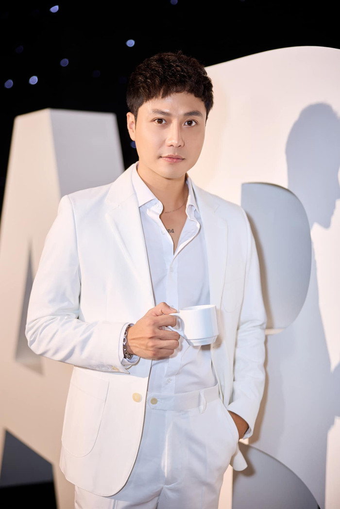 Thanh Sơn được khen đẹp chuẩn tổng tài từ màn ảnh đến đời thực.