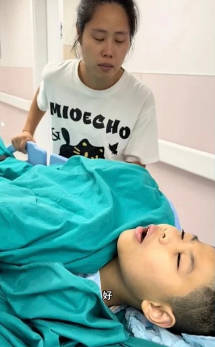 Cậu bé 12 tuổi khiến cư dân mạng rơi nước mắt với lời dặn dò mẹ kế sinh thêm em trước khi lên bàn mổ Ảnh 2