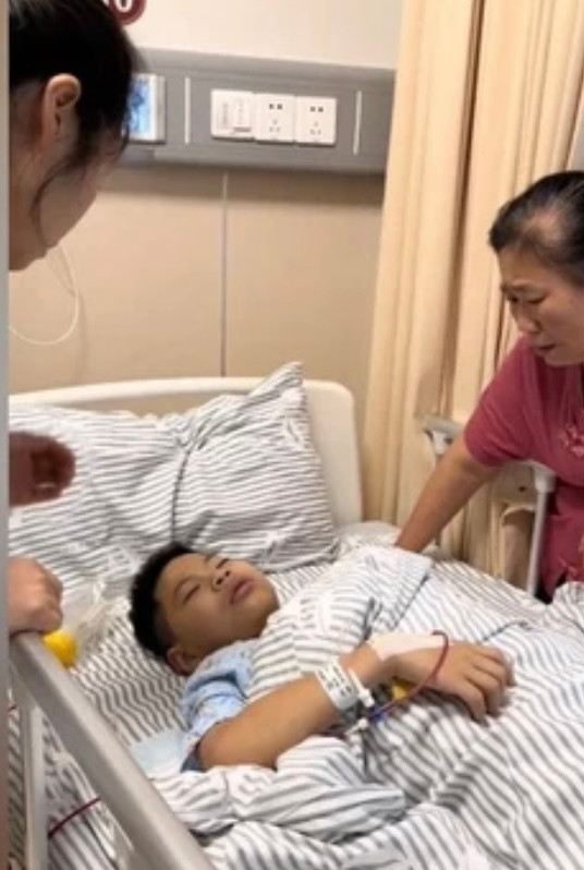 Cậu bé 12 tuổi khiến cư dân mạng rơi nước mắt với lời dặn dò mẹ kế sinh thêm em trước khi lên bàn mổ Ảnh 3