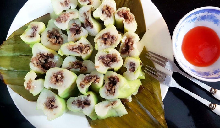 Bánh tẻ có lớp vỏ bột gạo mềm dẻo bọc lấy nhân thịt, hành, mộc nhĩ giòn thơm