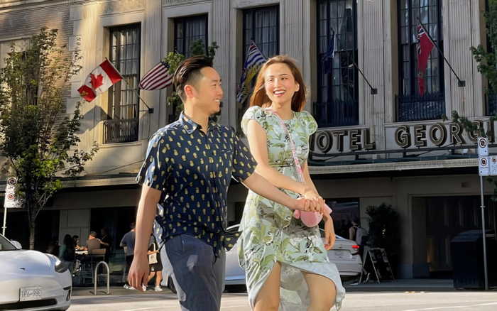 Hoa hậu Diễm Hương hạnh phúc nắm tay chồng dạo phố khi có thời gian rảnh. Ảnh: FBNV