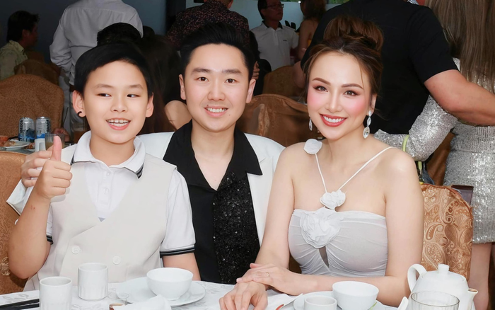 Hoa hậu Diễm Hương đi ăn tiệc sinh nhật cùng chồng và con trai Noah. Ảnh: FBNV