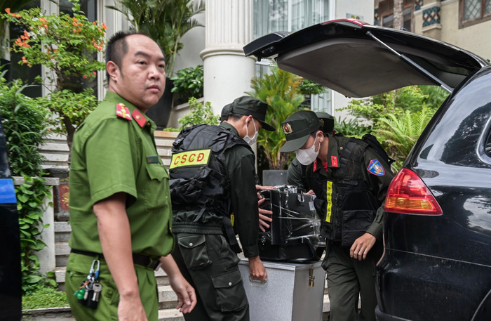 Cảnh sát khám xét, đưa nhiều thùng tài liệu rời biệt thự của CEO Quốc Cường Gia Lai.